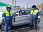 Сотрудники ОГИБДД отделения МВД России по Беляевскому району поздравили с 8 Марта авто-леди района.